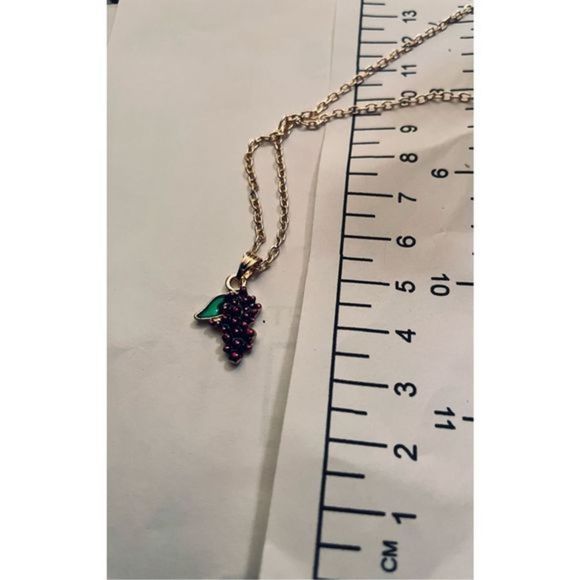 PRETTY GOLD GRAPE VINE NECKLACE - Picture 6 of 6